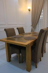 einen Holztisch mit Stühlen in einem Zimmer in der Unterkunft Your new home away from home 