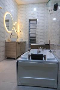 ein Bad mit einem Waschbecken und einem Spiegel in der Unterkunft Your new home away from home 