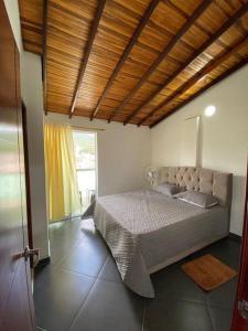 Giường trong phòng chung tại Hermoso Apartamento en San Gil