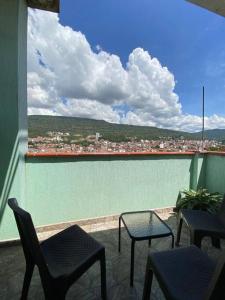 balcone con sedie e vista sulla città di Hermoso Apartamento en San Gil a San Gil