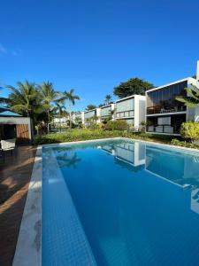 uma piscina em frente a um edifício em Barra Grande Exclusive Residence em Barra Grande