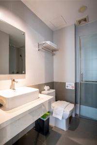 Koupelna v ubytování La Airport Tan Binh Hotel