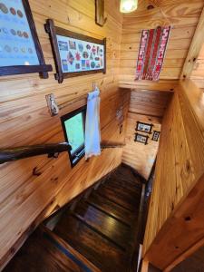 een uitzicht op een boomhut met houten lambrisering bij Cabañas Alechen in El Calafate