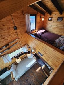 una vista sul soffitto di una camera da letto in una baita di tronchi di Cabañas Alechen a El Calafate