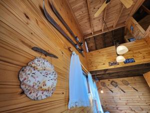 una camera con una tavola da surf appesa al muro di Cabañas Alechen a El Calafate Altre 78 foto