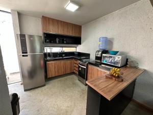 Kuchyň nebo kuchyňský kout v ubytování Flat Aconchegante a 200m do Mar - Praia Marceneiro