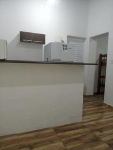 an empty room with a counter and a refrigerator at Casa mirante Bela Vista in Guarujá