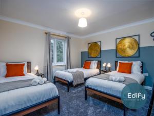 2 Betten in einem Zimmer in Blau und Orange in der Unterkunft Spacious House With Driveway Parking in Southampton