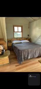 um quarto com uma cama grande num quarto em Cabanas Romeu & Julieta em Cambará