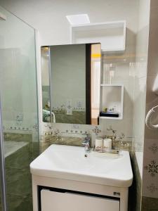 uma casa de banho com um lavatório e um espelho em Thành Đô Hotel Hạ Long em Ha Long