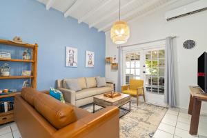 Кът за сядане в Beautiful and Spacious Mediterranean Style Villa on Palm Beach