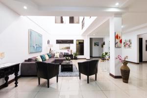 un soggiorno con divano e pianoforte di Viva Guest House a San José