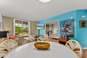 Χώρος καθιστικού στο Spacious Condo Across the Street from Maui's Best Beaches MBG304
