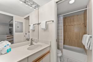 Ένα μπάνιο στο Spacious Condo Across the Street from Maui's Best Beaches MBG304 +56 φωτογραφίες