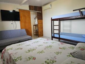Uma ou mais camas em beliche em um quarto em Tranquilidade e vista privilegiada