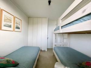 a bedroom with two beds and a bunk bed at Departamento Papudo Nuevo! in Papudo