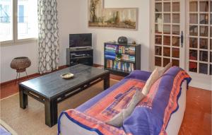 sala de estar con sofá y mesa en Stunning Home In Saussignac With Wi-fi en Saussignac
