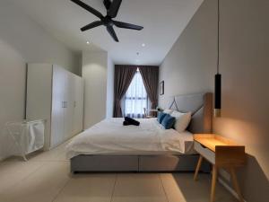 - une chambre avec un lit et un ventilateur de plafond dans l'établissement Arcoris Mont Kiara, à Kuala Lumpur