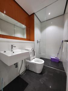 La salle de bains est pourvue d'un lavabo, de toilettes et d'un miroir. dans l'établissement Arcoris Mont Kiara, à Kuala Lumpur