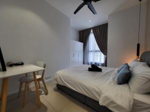 - une chambre avec un lit et un ventilateur de plafond dans l'établissement Arcoris Mont Kiara, à Kuala Lumpur