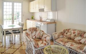 cocina con 2 sillas, mesa y mesa en Stunning Home In Saussignac With Wi-fi en Saussignac