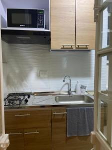 a kitchen with a sink and a microwave at Apartaestudio nuevo en Tunal in Bogotá