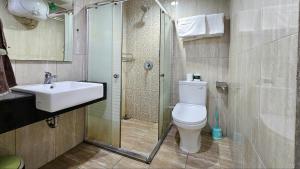 W łazience znajduje się umywalka, toaleta i prysznic. w obiekcie Quiet Low Level Lake View 3BRs Lippo Cikarang EJIP -Min Stay 3 Nights- w mieście Bekasi