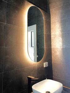 baño con espejo y aseo blanco en Luxury Hobart City Fringe Home, en Hobart