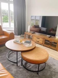 een woonkamer met een tafel en een spiegel bij Luxury Hobart City Fringe Home in Hobart