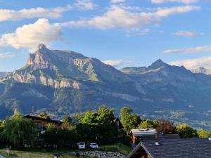 een berg in de verte met een huis aan de voorkant bij Appartement Combloux, 4 pièces, 6 personnes - FR-1-560-115 in Combloux