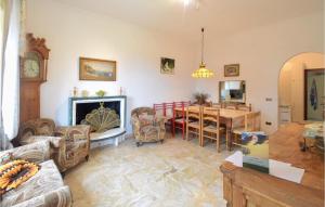 sala de estar con mesa y comedor en Cozy Home In Vallerotonda With Wi-fi en Vallerotonda