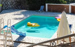 uma pequena piscina com dois brinquedos em Cozy Home In Vallerotonda With Wi-fi em Vallerotonda