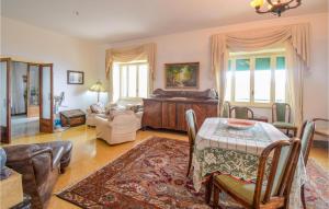uma sala de estar com uma mesa e um sofá em Cozy Home In Vallerotonda With Wi-fi em Vallerotonda