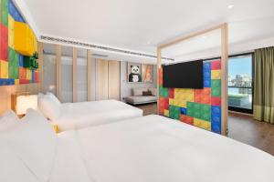 Rúm í herbergi á Four Points by Sheraton Yilan Jiaoxi