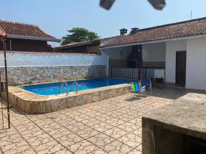 The swimming pool at or close to Casa de praia com piscina