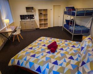 a bedroom with a bed and bunk beds in it at Choice Backpackers in Auckland