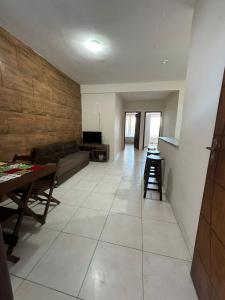 - un salon avec un canapé et une table dans l'établissement Residencial Edite Bulhões, à Guaibim