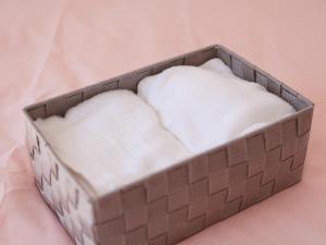 una caja llena de nieve sentada en una cama en Tabist A Mirai Oji en Tokio
