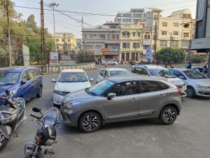 eine Gruppe von Autos, die auf einem Parkplatz geparkt sind in der Unterkunft Hotel Balaji Residency in Udaipur