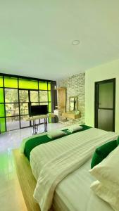 una grande camera da letto con un grande letto e un pianoforte di Sampai Villa Ruang Tepi a Yogyakarta