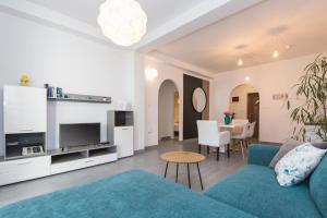 salon z niebieską kanapą i stołem w obiekcie Istria Sea Side Apartments w mieście Labin
