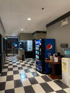 un vestíbulo con una máquina de refrescos pepsi en un restaurante en Nechako Valley Inn, en Vanderhoof