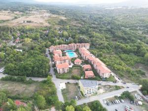 an aerial view of a building with a pool at Двустаен апартамент в комплекс Нестинарка in Tsarevo