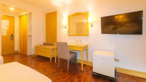 TV a/nebo společenská místnost v ubytování Aloha Hotel Roxas Boulevard Manila