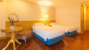 Postel nebo postele na pokoji v ubytování Aloha Hotel Roxas Boulevard Manila