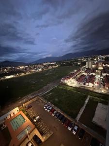 uma vista aérea de um parque de estacionamento à noite em Apartamento cerca al aeropuerto BILBAO em Cúcuta