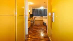 Postel nebo postele na pokoji v ubytování Aloha Hotel Roxas Boulevard Manila