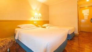 Postel nebo postele na pokoji v ubytování Aloha Hotel Roxas Boulevard Manila