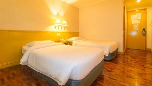 Postel nebo postele na pokoji v ubytování Aloha Hotel Roxas Boulevard Manila