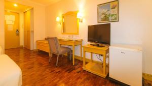 TV a/nebo společenská místnost v ubytování Aloha Hotel Roxas Boulevard Manila